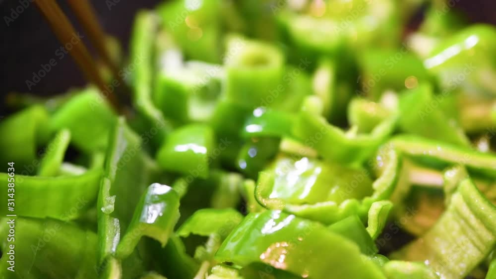 ピーマンを炒める