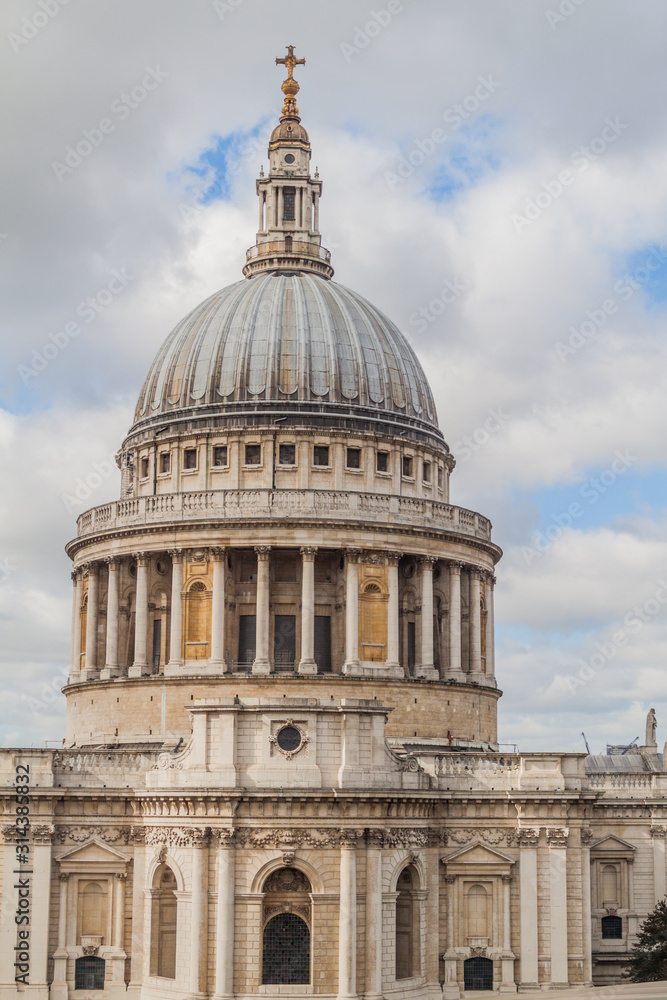 Obraz premium Cupola of St. Paul's Cathedral in London, United Kingdom