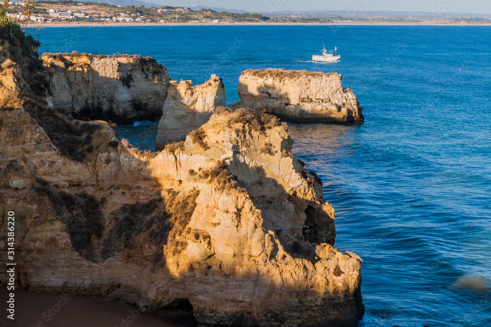Obraz premium Rocky cliffs near Lagos, Portugal