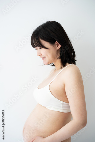 妊娠した若い女性 © blanche