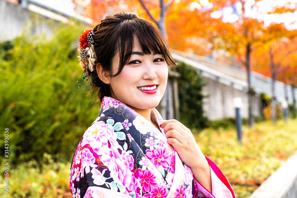 小振袖と袴姿の女性 小振袖と袴姿の女性