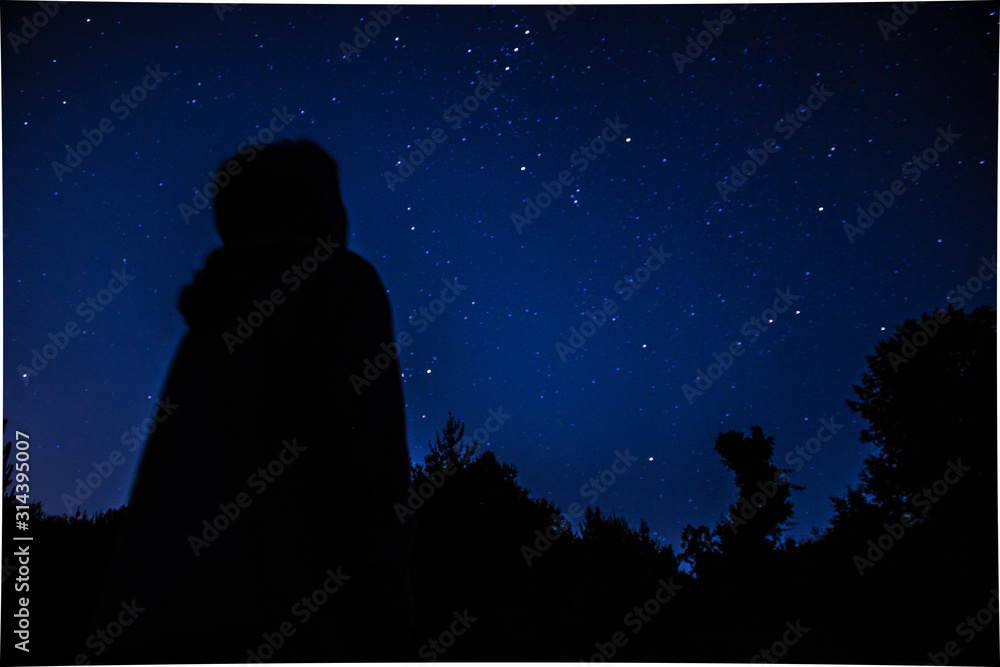 JOVEN MIRANDO EL CIELO ESTRELLADO JOVEN MIRANDO EL CIELO ESTRELLADO