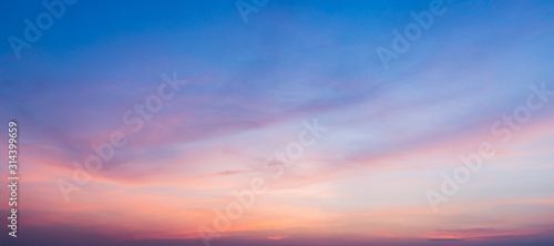 Fotografiet sunset sky with clouds background