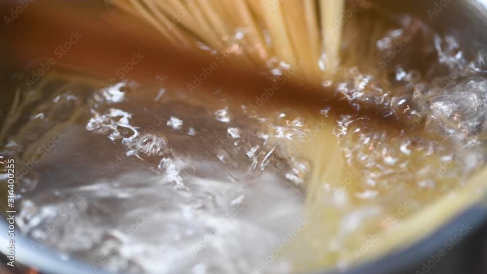 パスタを茹でる パスタを茹でる