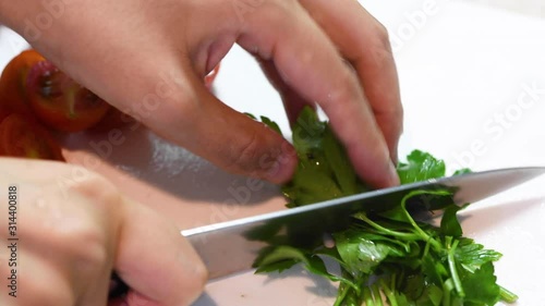 イタリアンパセリを切る