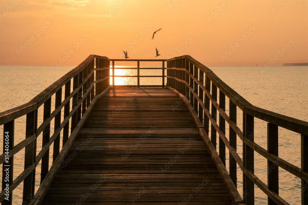 Fototapeta premium pier in golden light