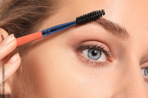 Young woman undergoing eyeb...