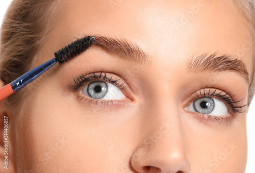 Young woman undergoing eyeb...