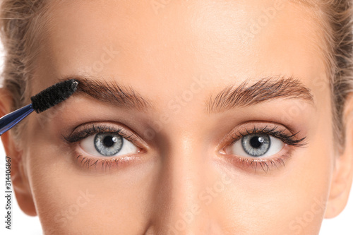 Young woman undergoing eyeb...