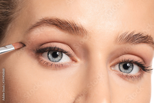 Young woman undergoing eyeb...