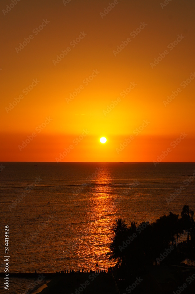 Naklejka premium the beautiful sunset of waikiki beach