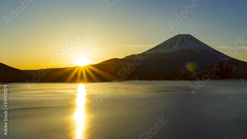 真冬の富士山と日の出、山梨県本栖湖にて