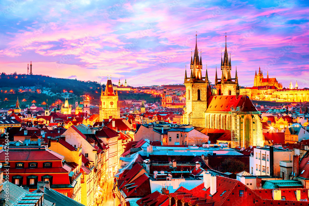 Amazing cityscape view of Prague Castle and church of our Lady Tyn, Czech Republic during sunset time. - obrazy, fototapety, plakaty 
