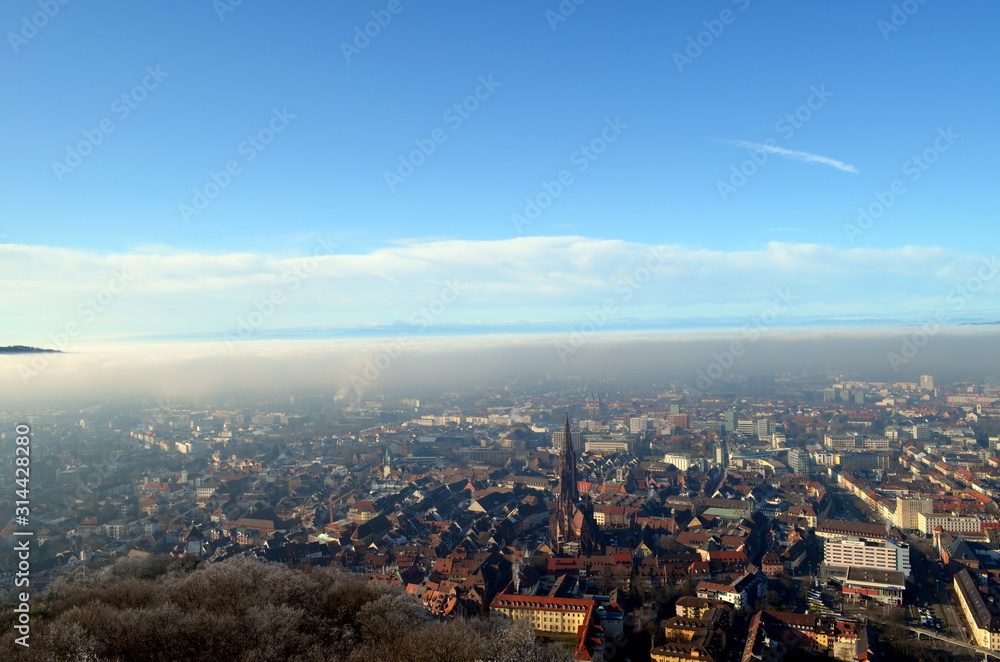 Freiburg bei sonnigem Nebel