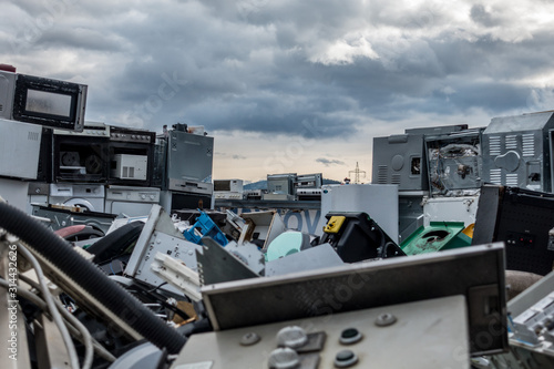 ELEKTROSCHROTT . ELECTRONIC WASTE