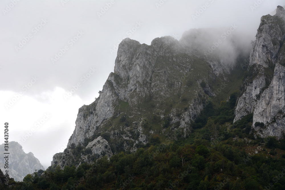 Montañas en el Parque Nacional de los Picos de Europa en Asturias Montañas en el Parque Nacional de los Picos de Europa en Asturias