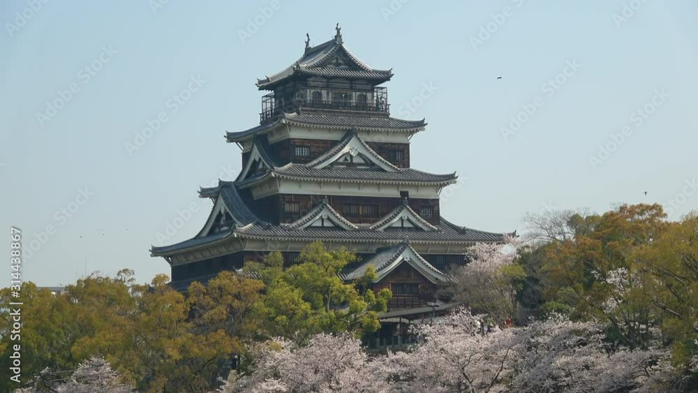 広島城跡と桜 4K / Hiroshima castle keep with cherry blossoms in spring. 広島城跡と桜 4K / Hiroshima castle keep with cherry blossoms in spring.