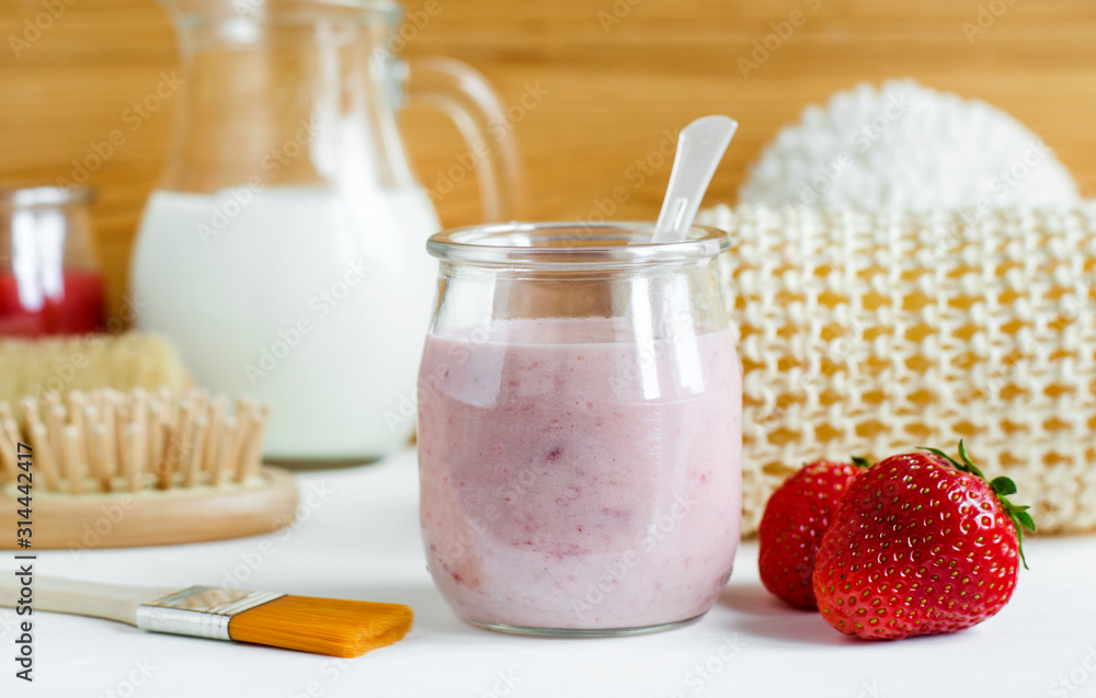 Homemade strawberry and greek yogurt face mask in a glass jar. Diy cosmetics  recipe. foto de Stock | Adobe Stock