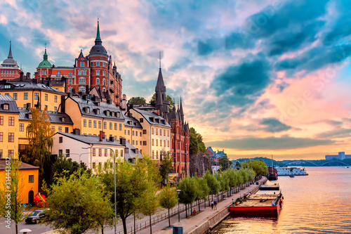 Fototapeta Sztokholm, Szwecja. Malowniczy letni zachód słońca widok z kolorowym niebem architektury starego miasta w dzielnicy Sodermalm.