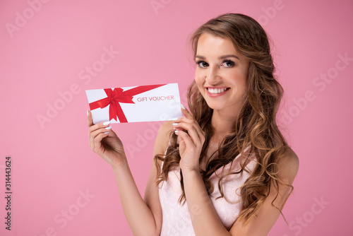 Fotografía Portrait of beautiful woman giving a gift voucher