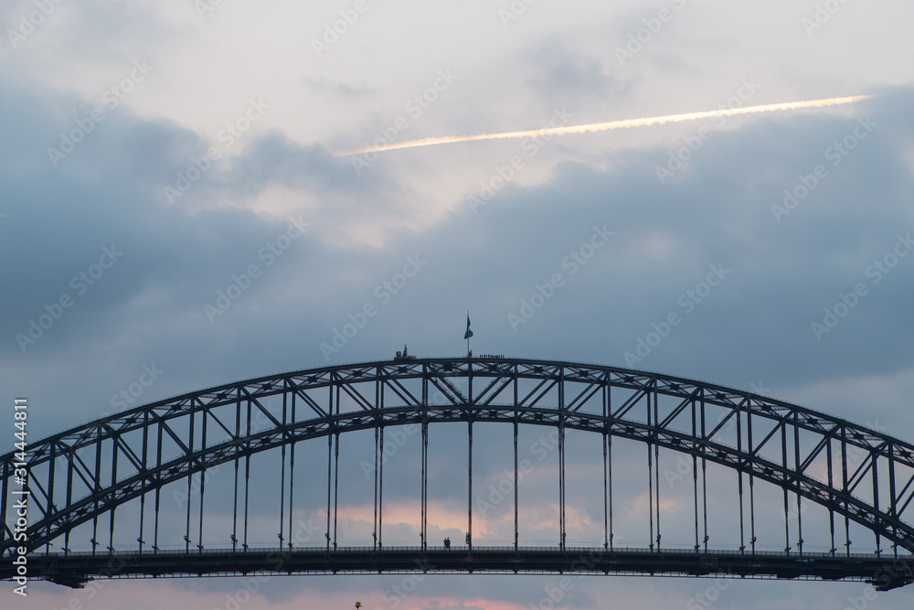 Obraz premium Cloudy sky above Sydney Harbour Bridge.