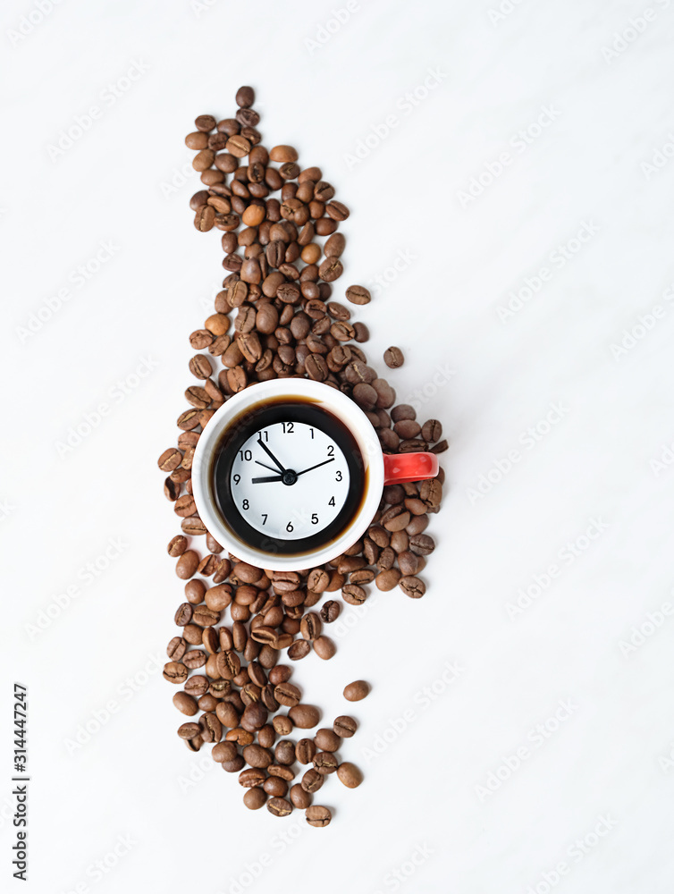 coffee Cup and coffee beans on white table, alarm clock concept. Morning coffee after waking up. Wake up. coffee break. Top view. Flat lay. copy space. template for design coffee Cup and coffee beans on white table, alarm clock concept. Morning coffee after waking up. Wake up. coffee break. Top view. Flat lay. copy space. template for design