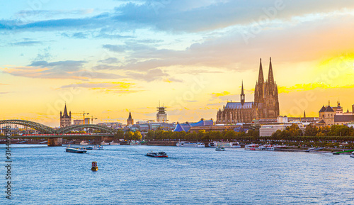 Fotografia sunset in cologne with Dome and river Rhine