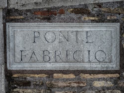 Φωτογραφία Ponte fabricio sign on the bridge, Rome Italy