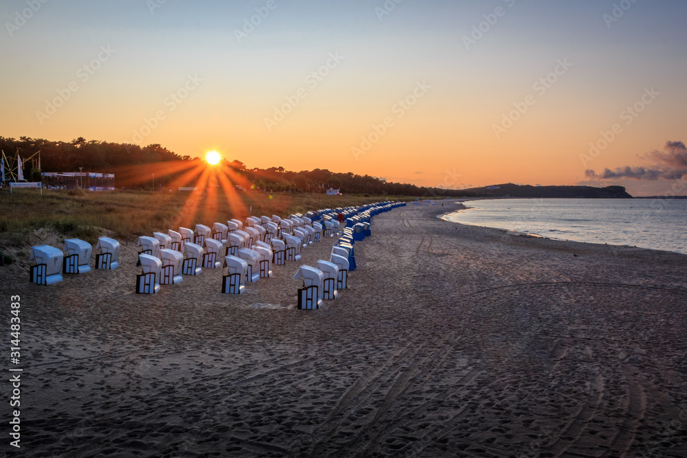 Obraz premium Sonnenuntergang am Nordstrand in Ostseebad Göhren auf der Insel Rügen an der Ostsee