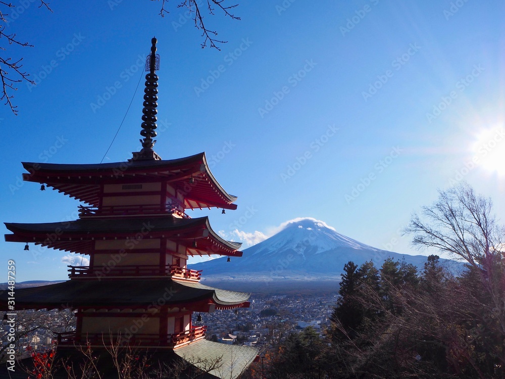 雪の富士山と新倉山浅間神社の忠霊塔