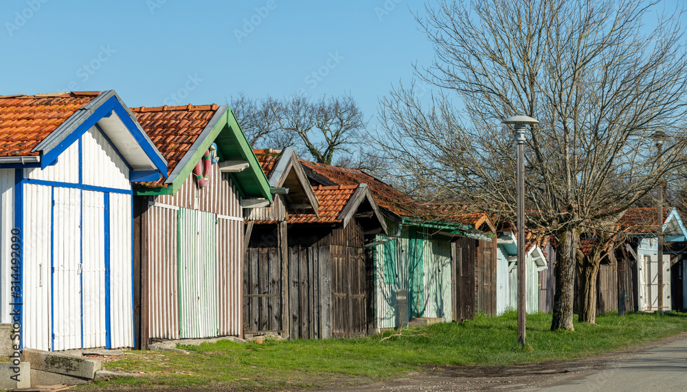 BASSIN D'ARCACHON (France), cabanes ostréicoles à Biganos BASSIN D'ARCACHON (France), cabanes ostréicoles à Biganos