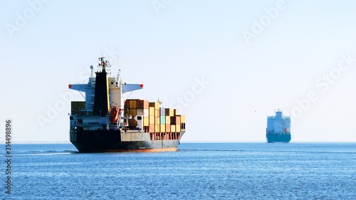 Fotografia cargo ship sailing in still water