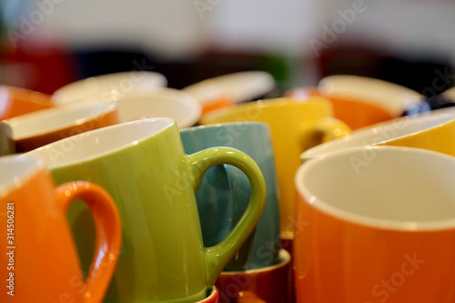 bunte kaffee tee becher in verschiedenen farben