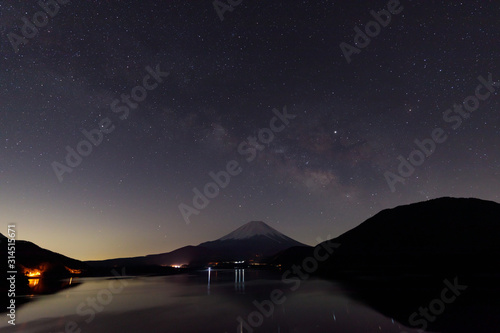 本栖湖から望む富士山、天の川