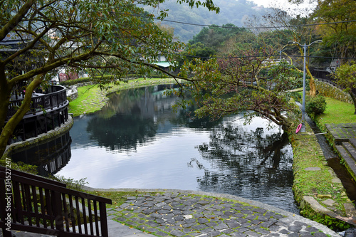 Lago con forma de corazón situado en el parque nacional de Yangminshan, Taiwan.  photo