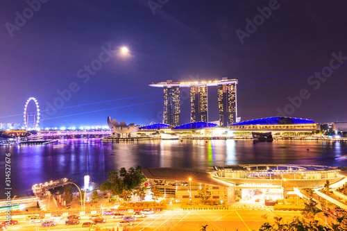 Fotografie SINGAPORE - MARCH 24, 2016 : Marina Bay Sands Resort at night on MARCH 24, 2016 in Singapore