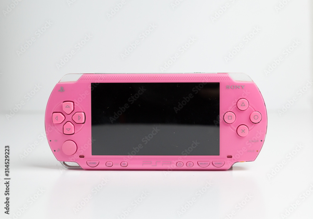 skarpt Byblomst videnskabsmand london, england, 05/05/2019 A pink sony playstation psp portable games  console. pop 1001. Rare pink edition with blank screen isolated on a white  background. retro vintage gamers computer console. Stock Photo | Adobe Stock