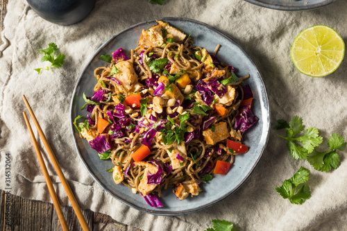 Foto Homemade Spicy Chicken Soba Noodle Salad