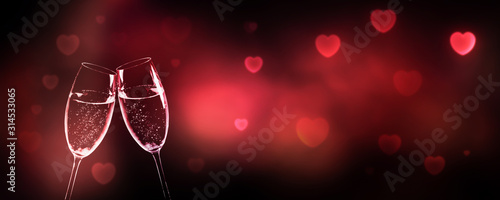 Photography anstoßen mit sekt vor bokeh herzen in der nacht, konzept banner für valentinstag