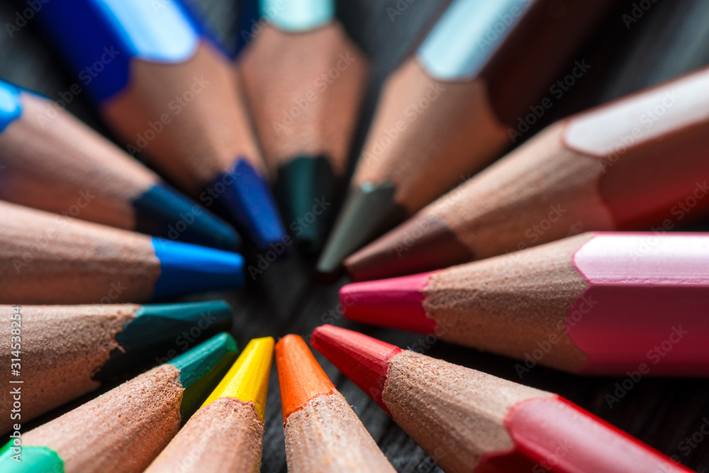colored pencils in the center of the table lie in a circle colored pencils in the center of the table lie in a circle