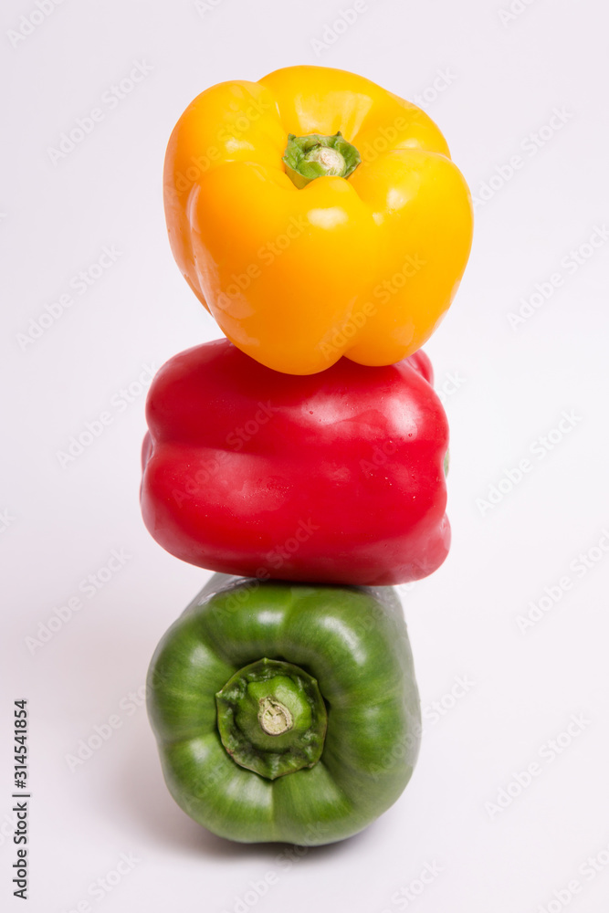 Pimientos de color rojo, amarillo y verde. Pimientos de color rojo, amarillo y verde.