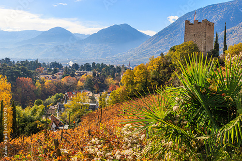 Tappeiner Weg mit Blick auf Meran und den Pulverturm