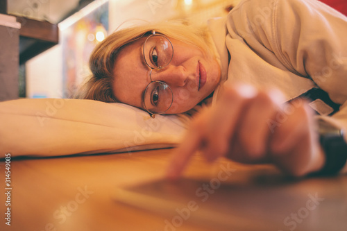Cuadro en lienzo A woman is waiting for a message.