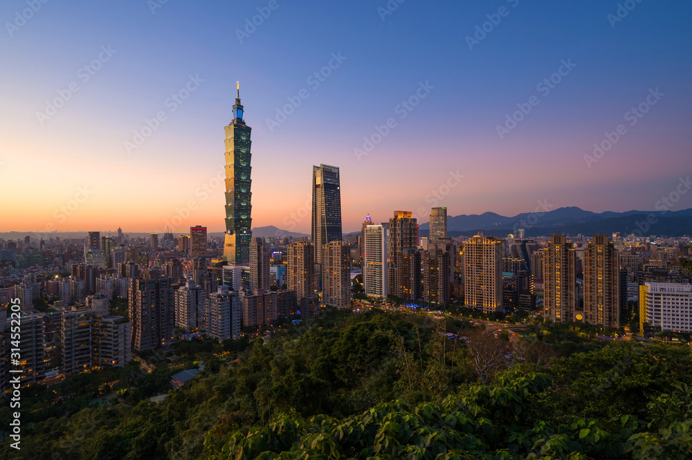Fototapeta premium Widok na panoramę miasta Tajpej z góry Elephant Mountain o świcie
