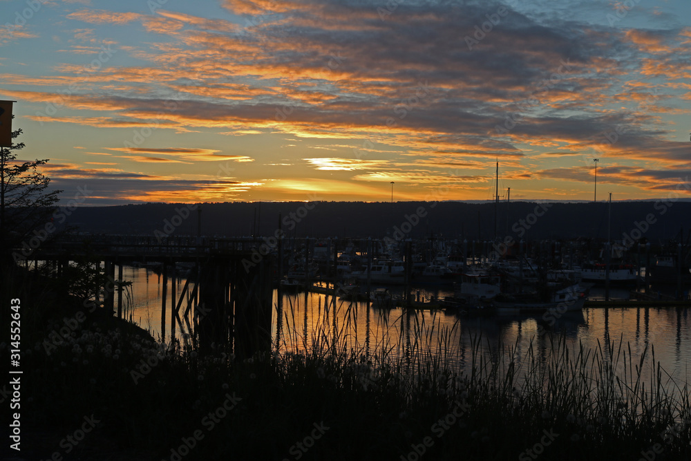 Obraz premium Colorful Sunset over the Small Boat Harbor in Homer Alaska in June