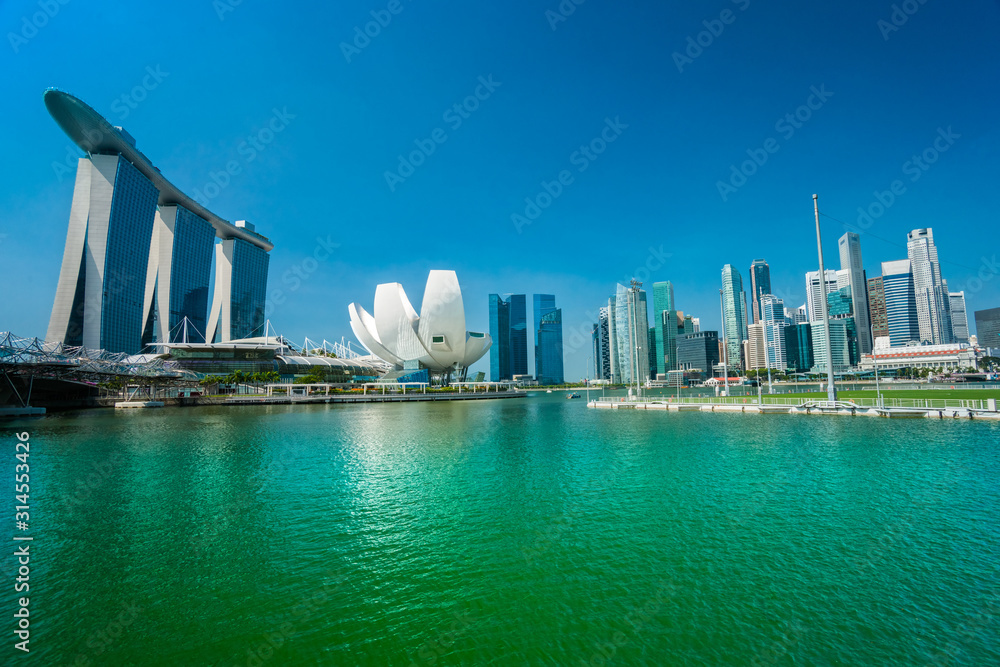 Obraz premium Singapore city skyline at sunset.