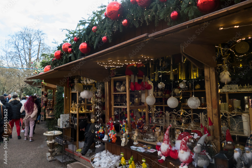 Bude, Verkaufsstand auf dem Weihnachtsmarkt in Baden-Baden