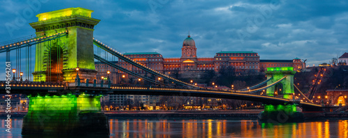 Photography Chain Bridge with Buda Castle in the background, Budapest, Hungary