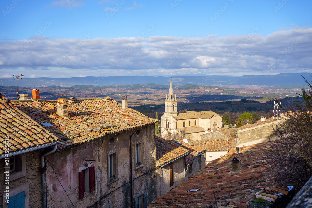 Vue depuis la hauteur du village de Bonnieux en hiver. Provence, France. 