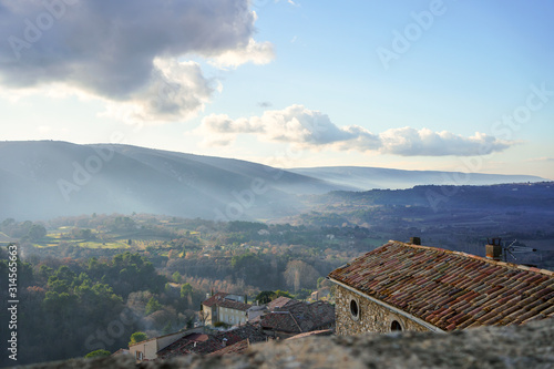Obraz na płótnie Vue depuis le village de Bonnieux sur le massif de Luberon, brume, ciel bleu nuageux. w salonie